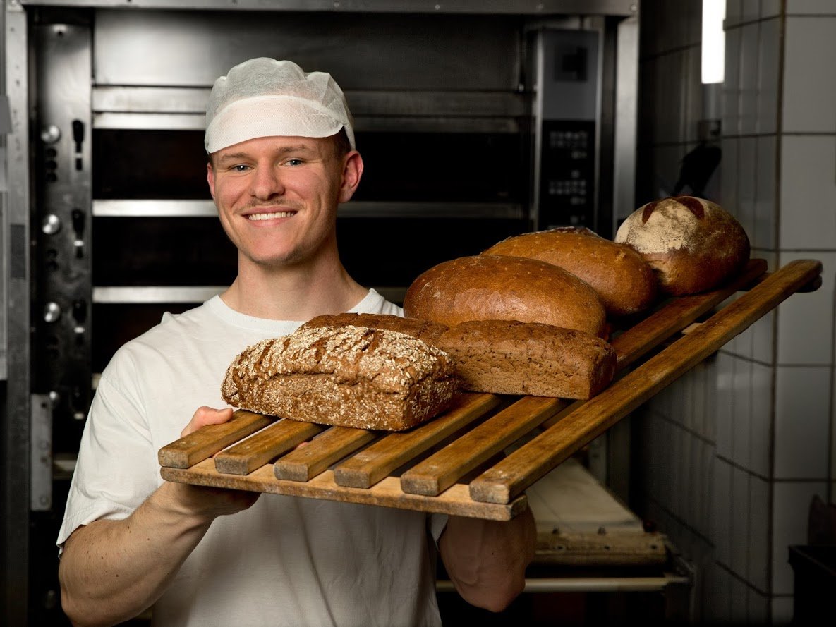 Bäcker mit frischem Brot