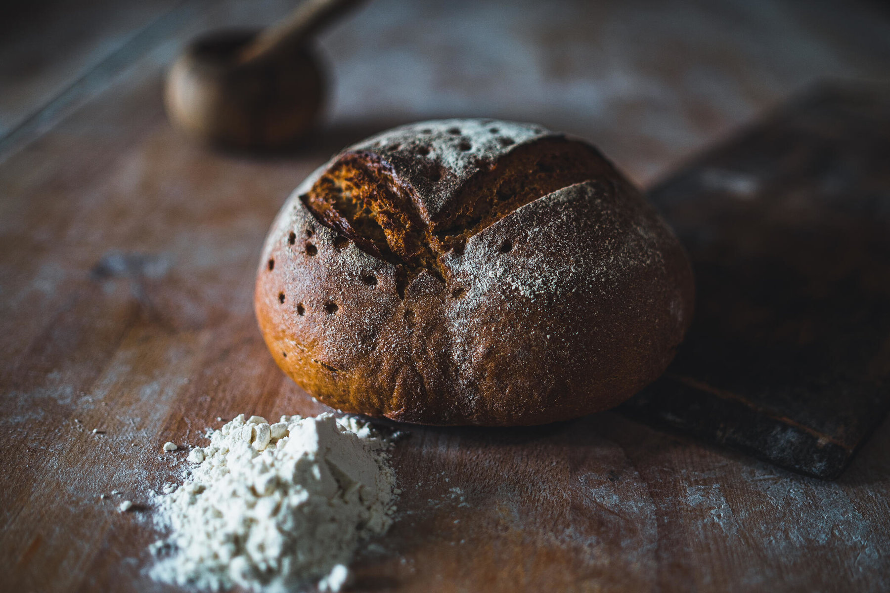 ein Laib Schwarzbrot